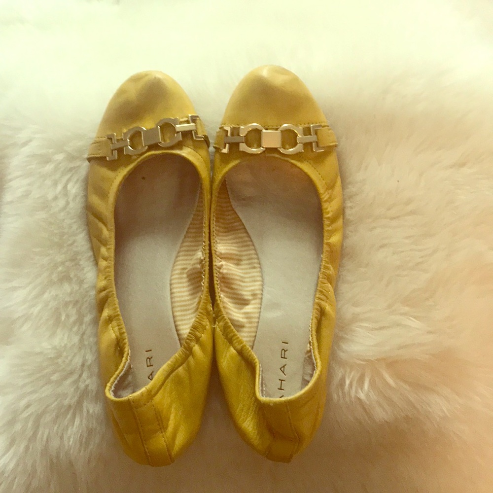 TAHARI Yellow flats with gold detail size 9